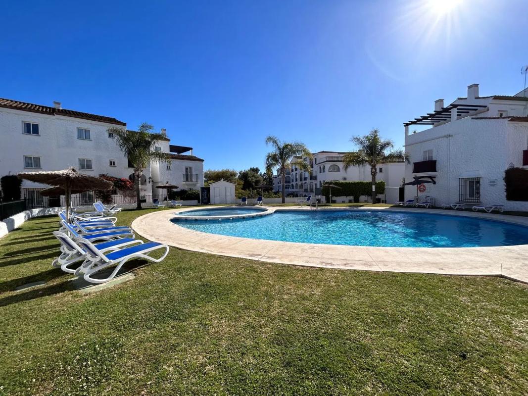 Sprzedaż niezależnego domku jednorodzinnego w Avenida Flor de Loto, Estepona photo 1