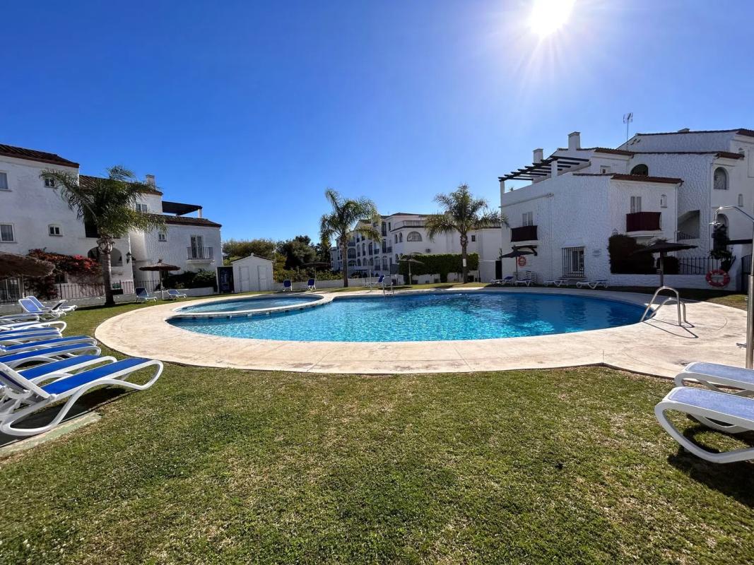 Sprzedaż niezależnego domku jednorodzinnego w Avenida Flor de Loto, Estepona photo 3