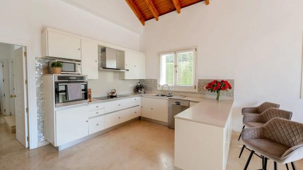 Chalet independiente en venta en Calle Laurel, Estepona thumbnail 2