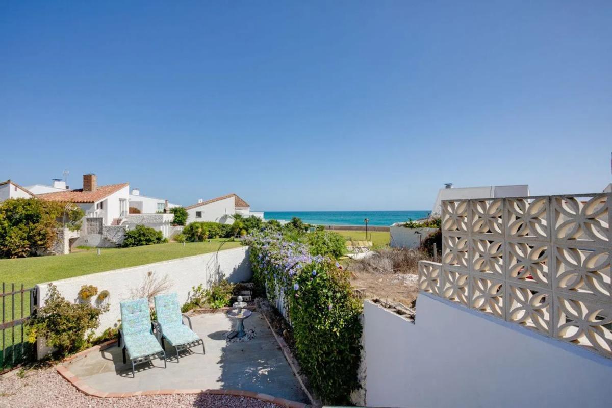 Sale of independent chalet in Calle Maestro Serrano, Estepona
photo 1
