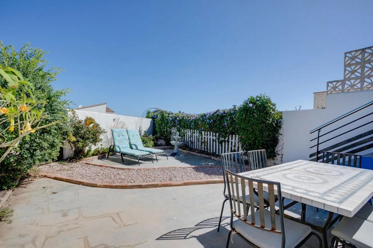 Sale of independent chalet in Calle Maestro Serrano, Estepona
photo 3