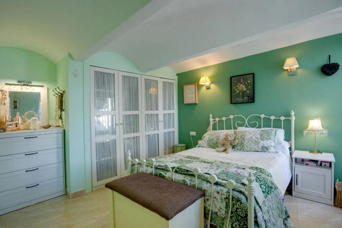 Sale of independent chalet in Calle Maestro Serrano, Estepona
photo 4