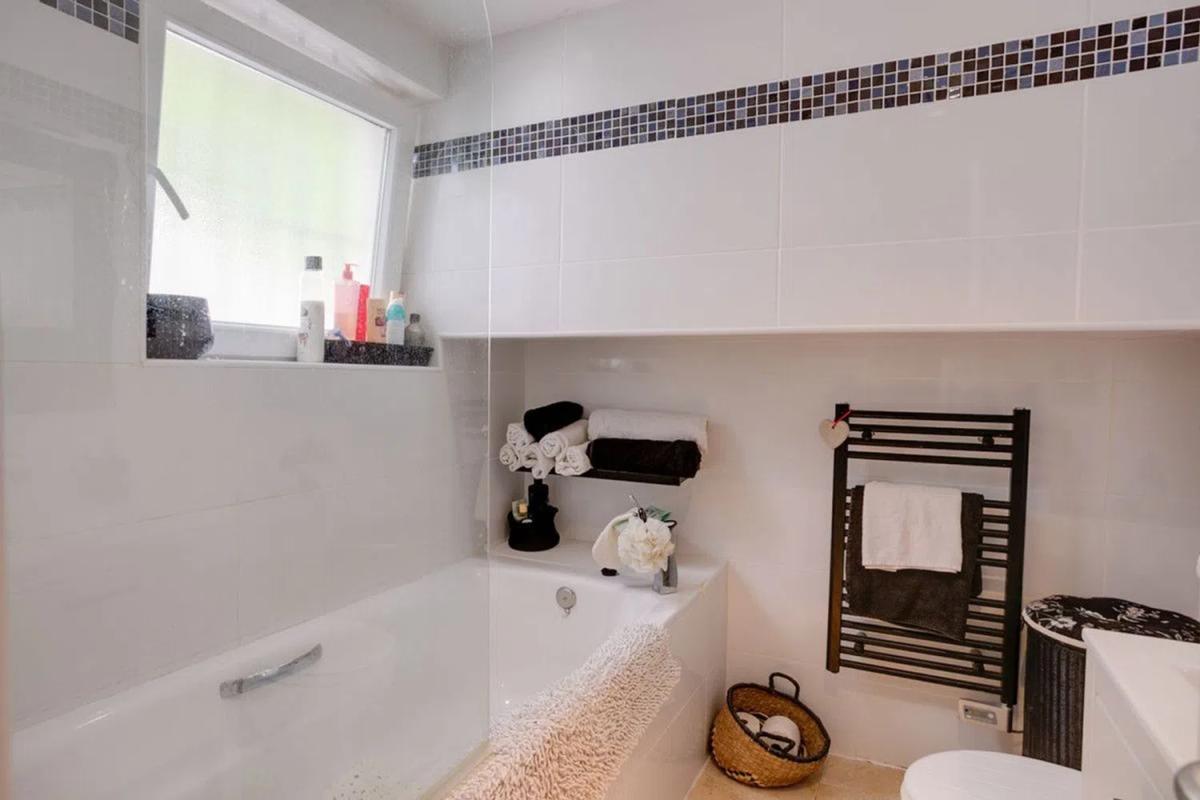 Sale of independent chalet in Calle Maestro Serrano, Estepona
photo 5