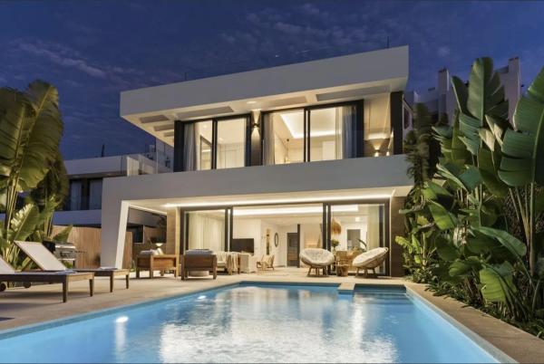 Wolnostojąca willa na sprzedaż w Calle La Resina Golf, 4, Estepona photo 1