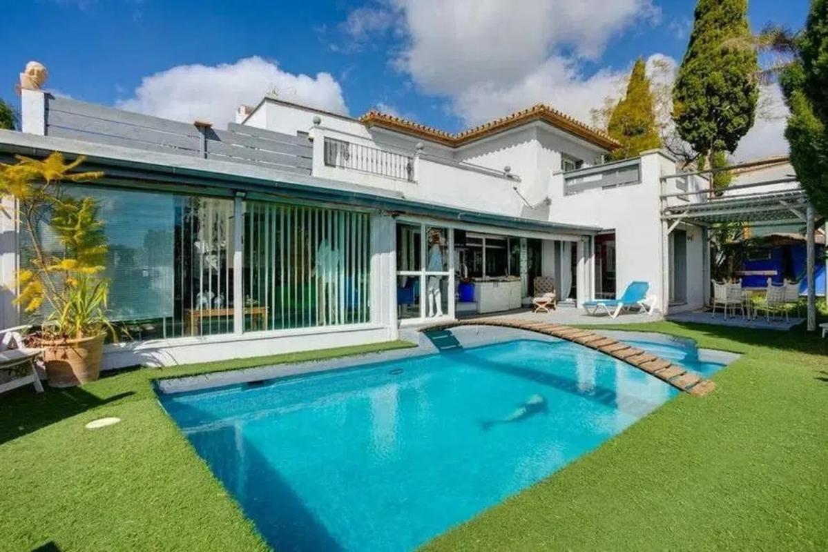 Продажа отдельного шале в Barrio Estepona Golf, Эстепона photo 1