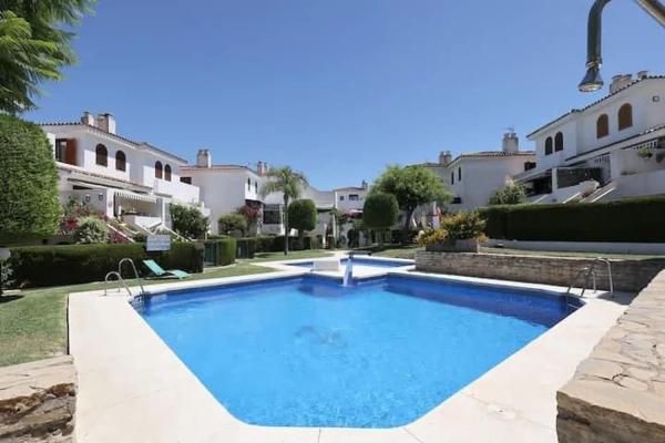 Wolnostojąca willa na sprzedaż w Calle Baupres, 18, Estepona photo 1