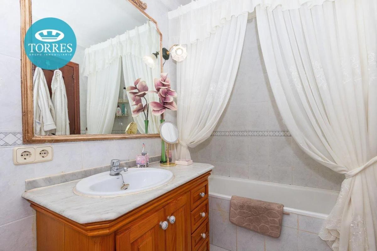 Sale of independent chalet in Calle Alextebuna, Estepona
 photo 4