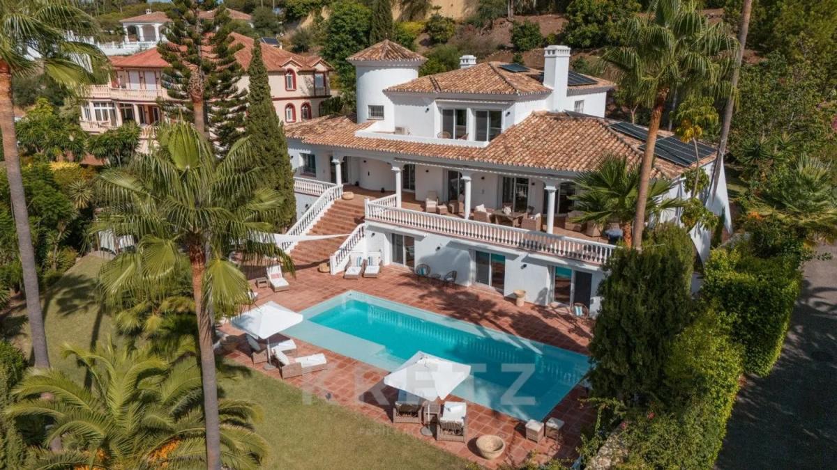 Sprzedaż niezależnego domku jednorodzinnego w Calle Hortensia, Estepona photo 1