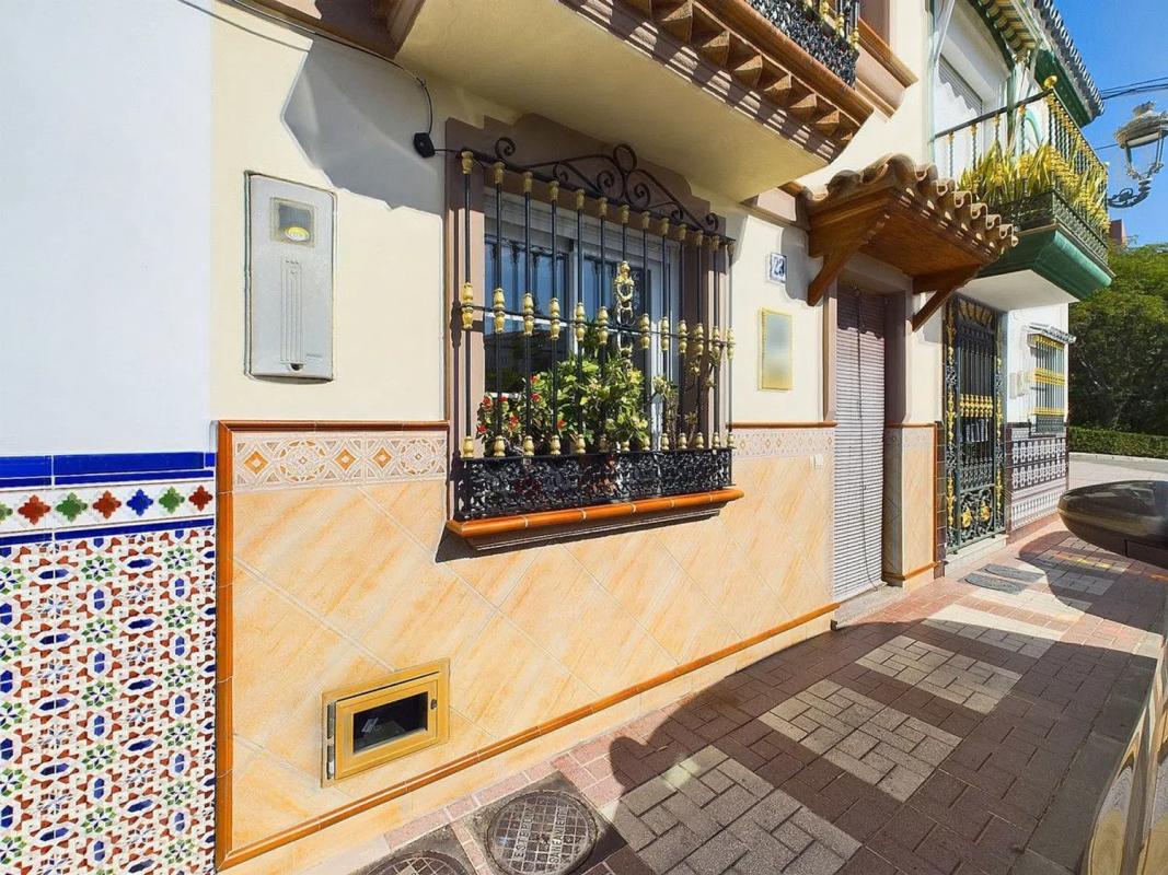 Sale of independent chalet in Calle Cristóbal Colón, Estepona
photo 1