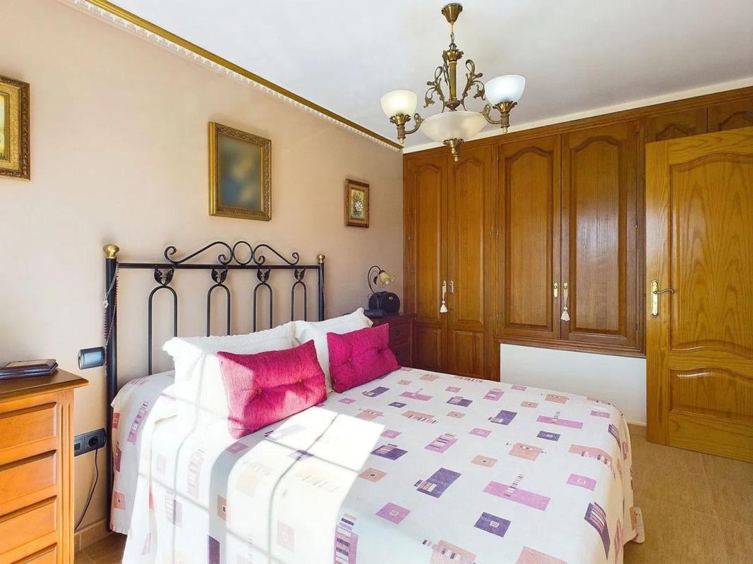 Sale of independent chalet in Calle Cristóbal Colón, Estepona
photo 3