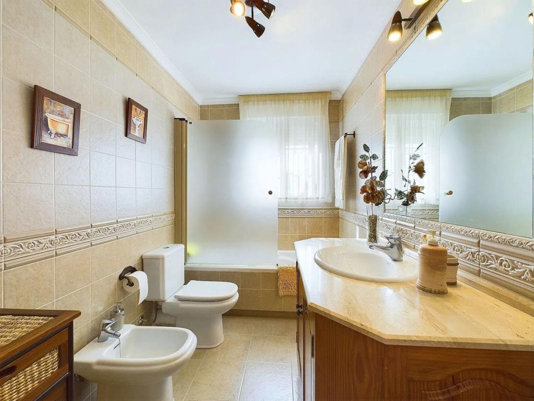 Sale of independent chalet in Calle Cristóbal Colón, Estepona
photo 4