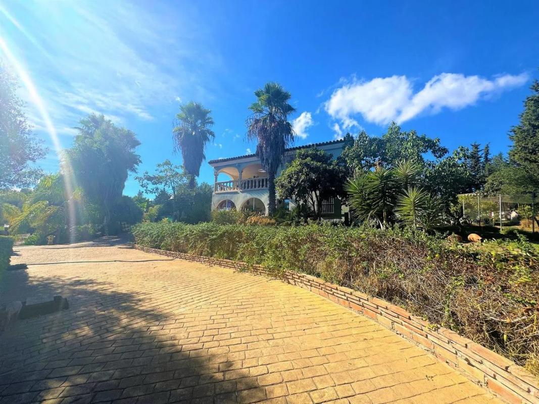 Sale of independent chalet in Camino Alberdina, Estepona
photo 1
