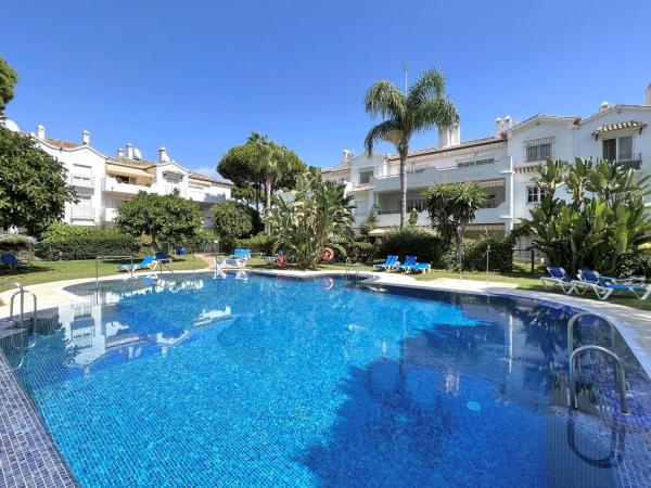 Mieszkanie na sprzedaż w  Barrio Atalaya-Isdabe, Estepona photo 1