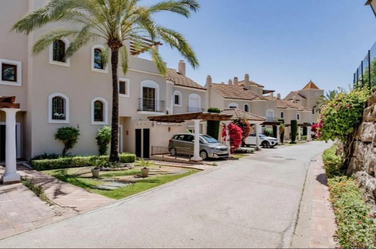 Venta de chalet independiente en Barrio Paraiso-Barronal, Estepona
photo 1