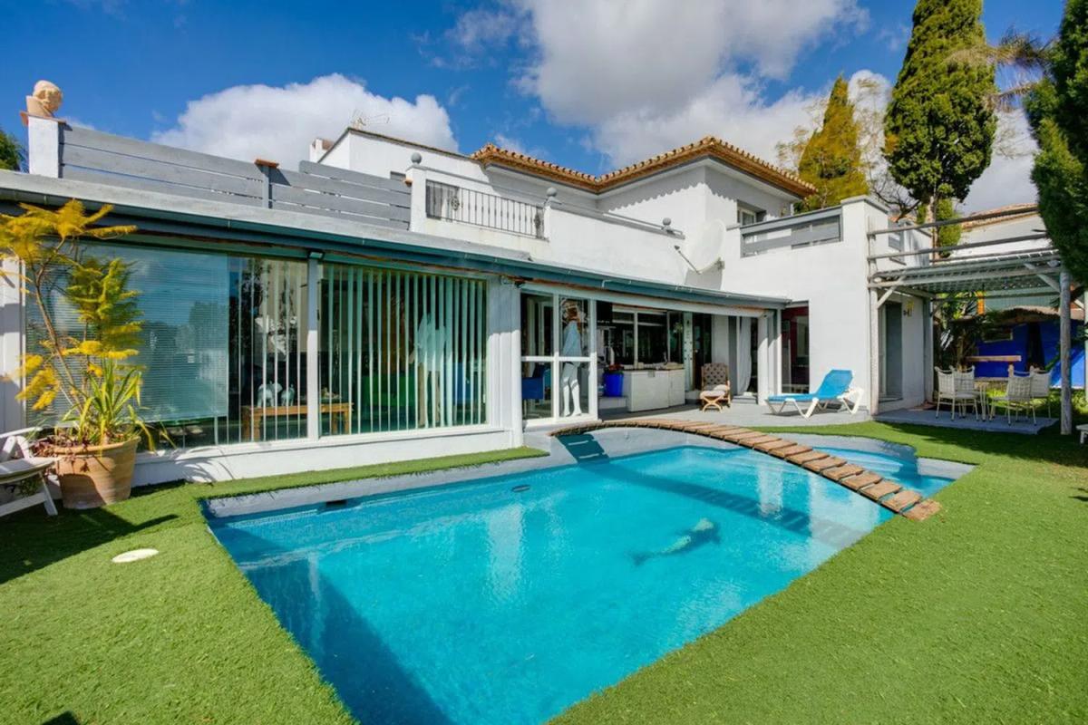Sprzedaż niezależnego domku jednorodzinnego w Barrio Estepona Golf, Estepona photo 1