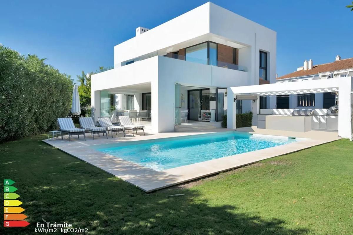 Sprzedaż niezależnego domku jednorodzinnego w Calle Lis, 3, Estepona photo 1