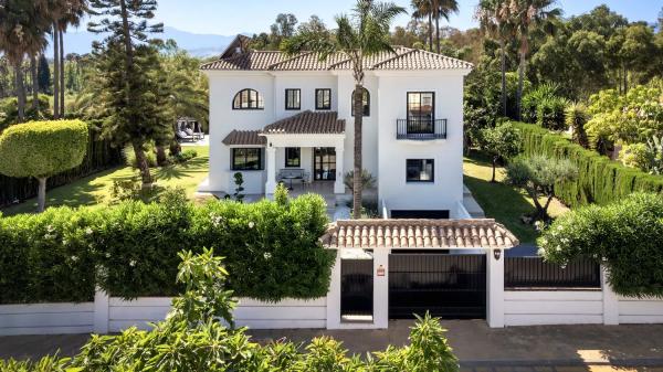 Chalet independiente en venta en Avenida Picos de Europa, Estepona photo 1