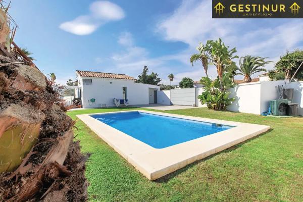 Wolnostojąca willa na sprzedaż w Calle de la Popa, Estepona photo 1