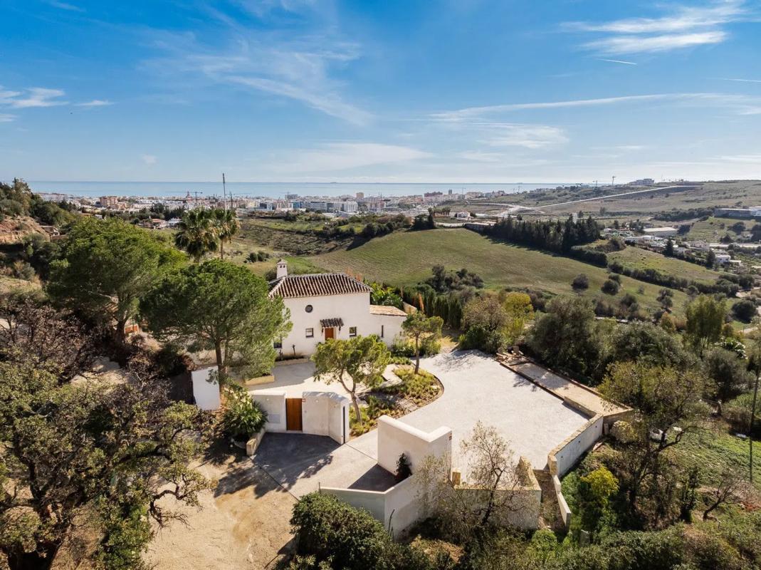 Sale of independent chalet in Barrio Centro, Estepona
photo 3