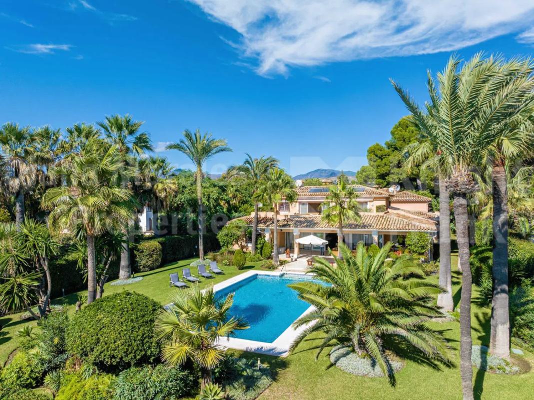 Venta de chalet independiente en Barrio Paraiso-Barronal, Estepona
photo 2