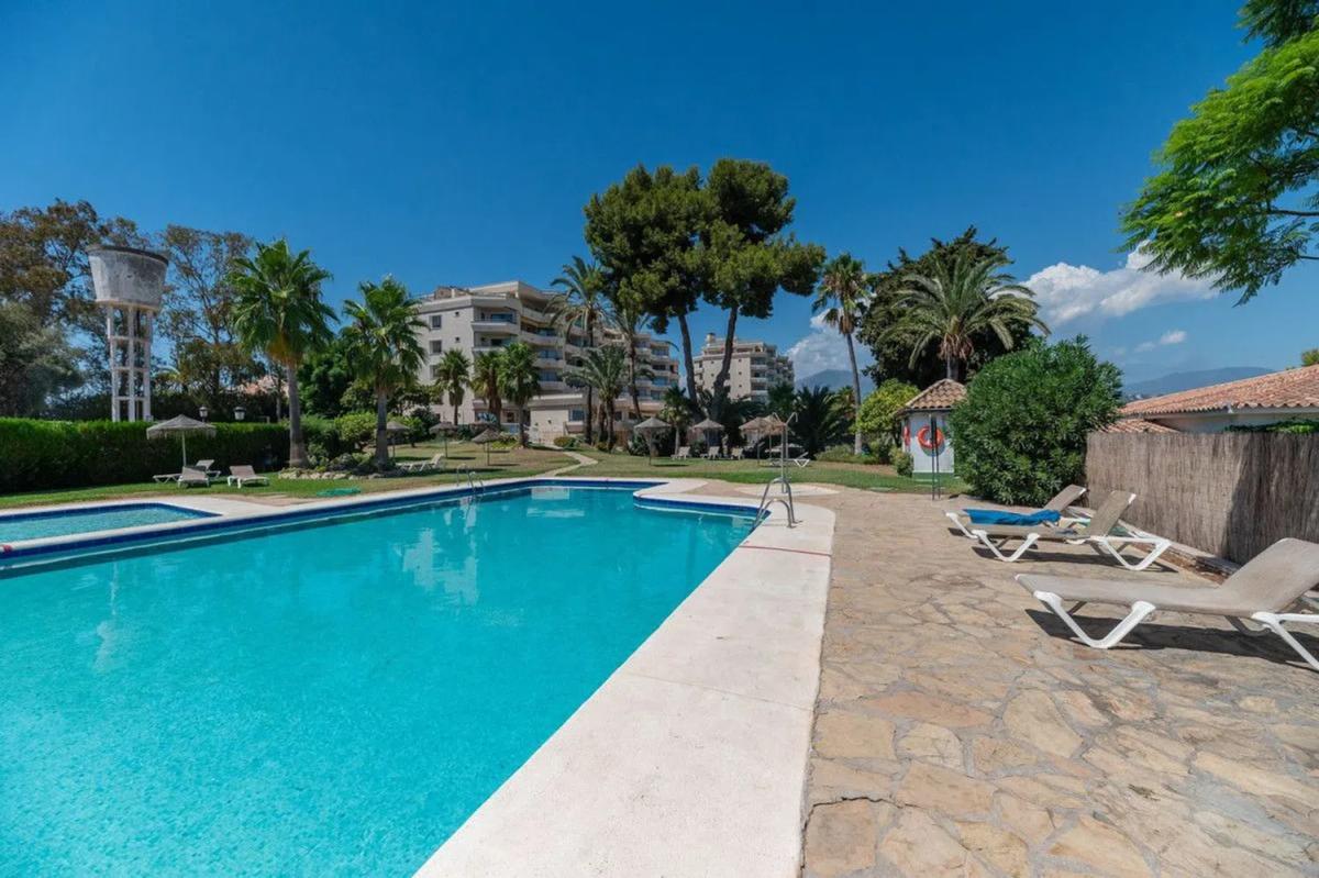 Sale of apartment in Calle Aguamarina, Estepona
photo 2