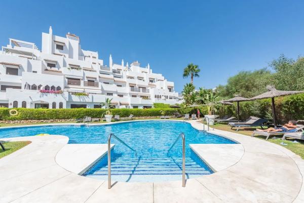 Piso en venta en Carril de la Resinera, Estepona photo 1