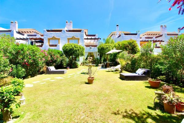 Detached villa for sale in  Calle Arroyo las Cañas, Estepona photo 1