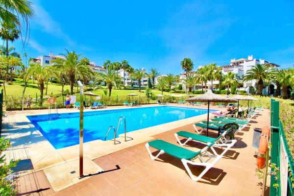 Detached villa for sale in  Calle Arroyo las Cañas, Estepona photo 2