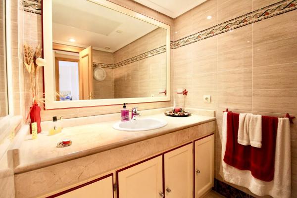 Detached villa for sale in  Calle Arroyo las Cañas, Estepona photo 3