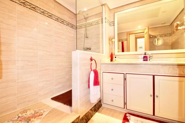 Detached villa for sale in  Calle Arroyo las Cañas, Estepona photo 4