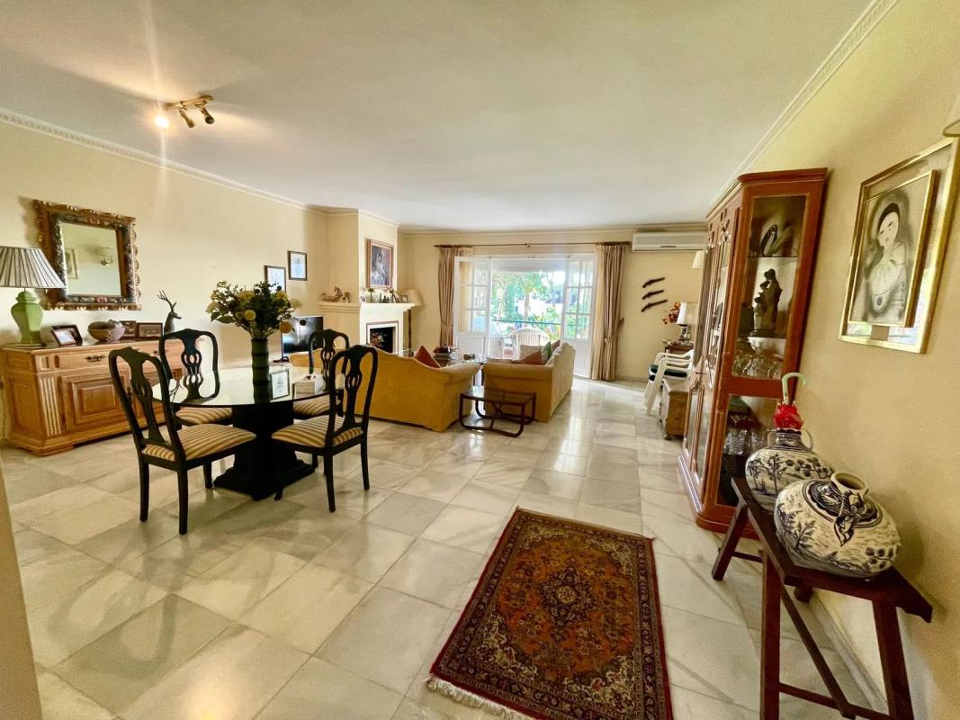 Sale of apartment in Calle del Escudo, Estepona
photo 1