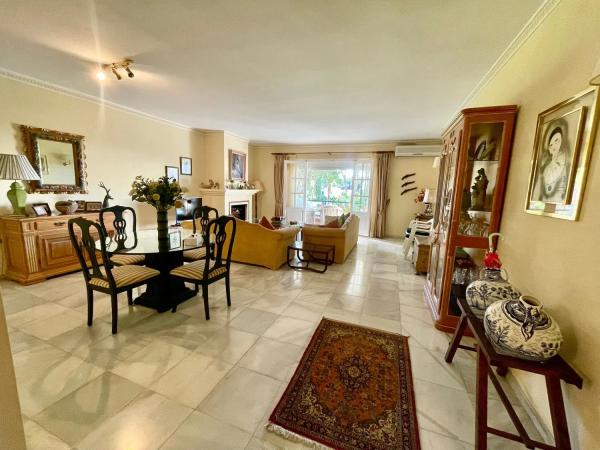 Apartment for sale in  Calle del Escudo, Estepona photo 1