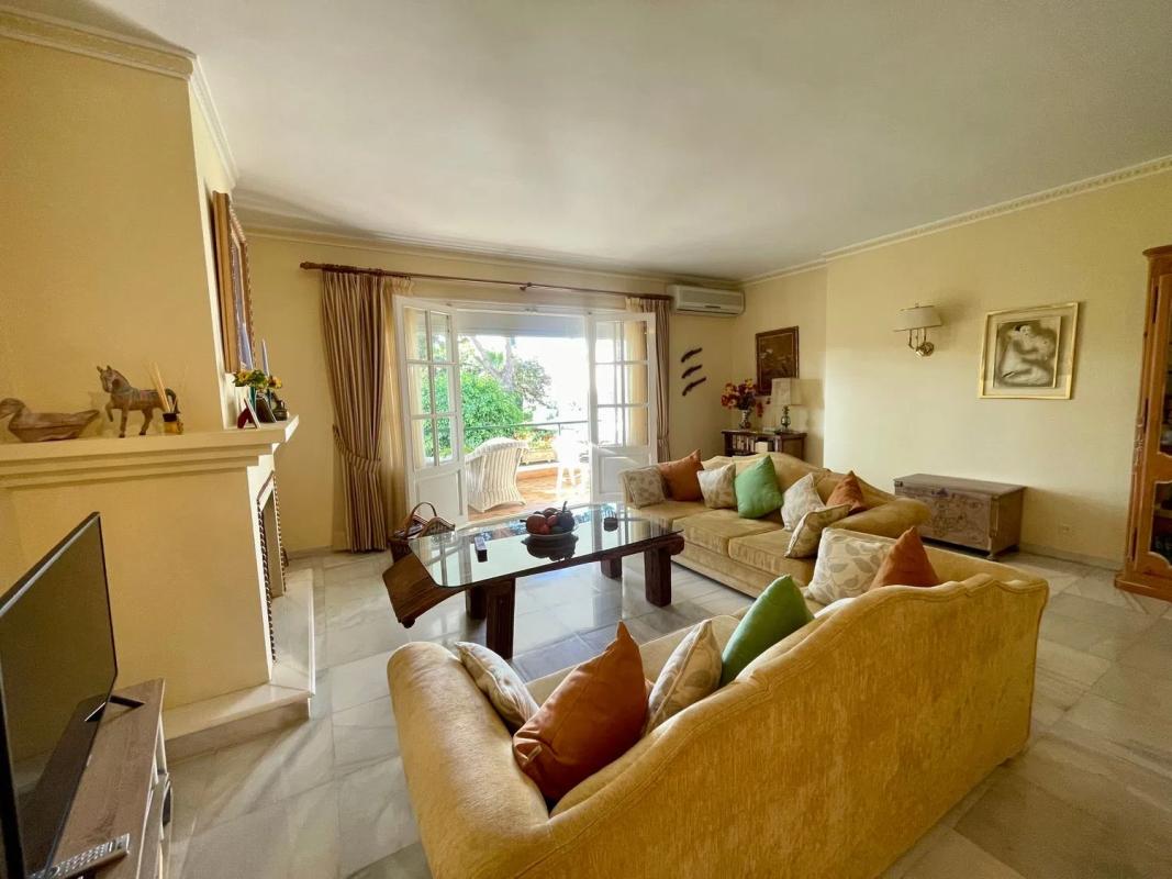 Sale of apartment in Calle del Escudo, Estepona
photo 2