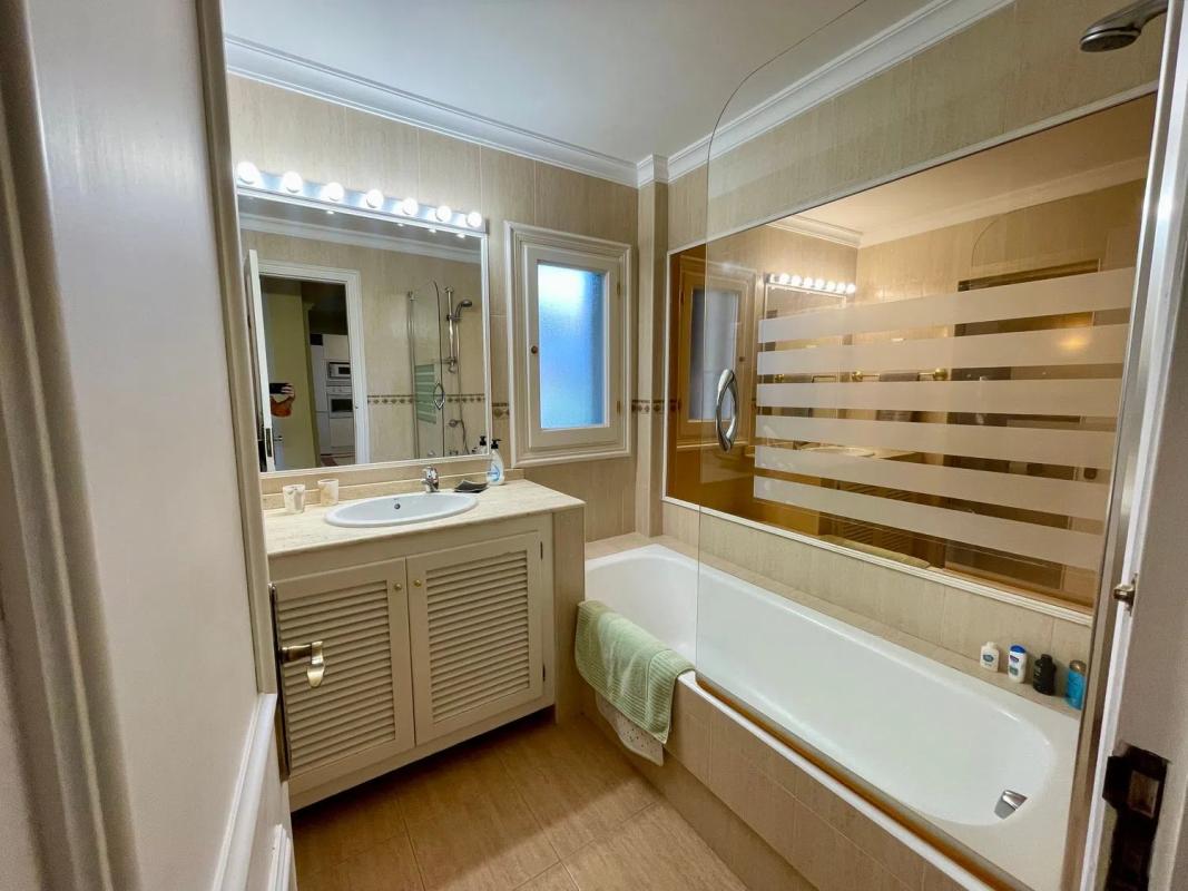 Sale of apartment in Calle del Escudo, Estepona
photo 3