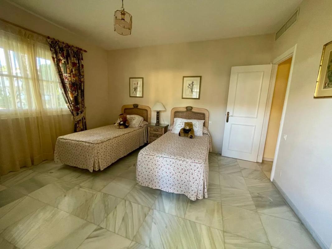 Sale of apartment in Calle del Escudo, Estepona
photo 4