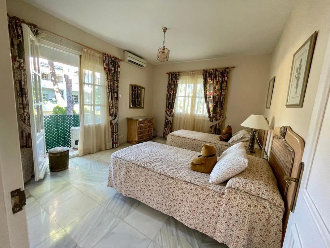 Sale of apartment in Calle del Escudo, Estepona
photo 5