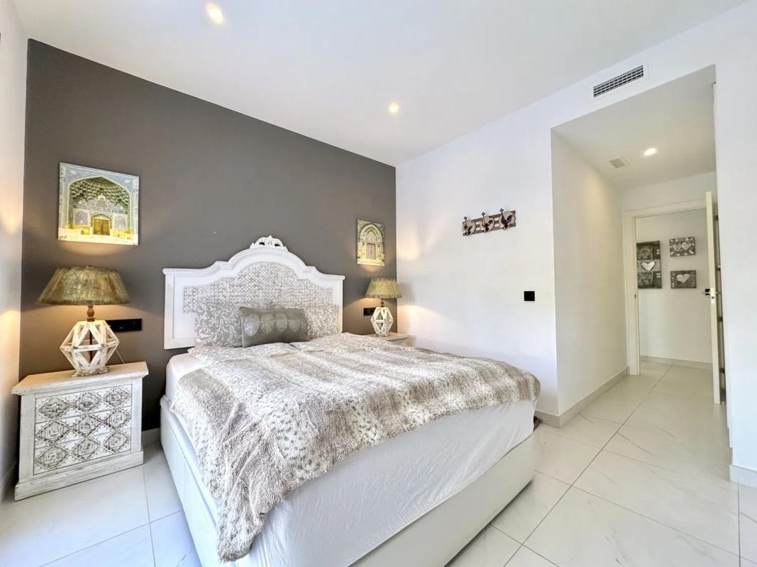 Sale of apartment in Urbanizacion Altos de Estepona, 1 R, Estepona
photo 5