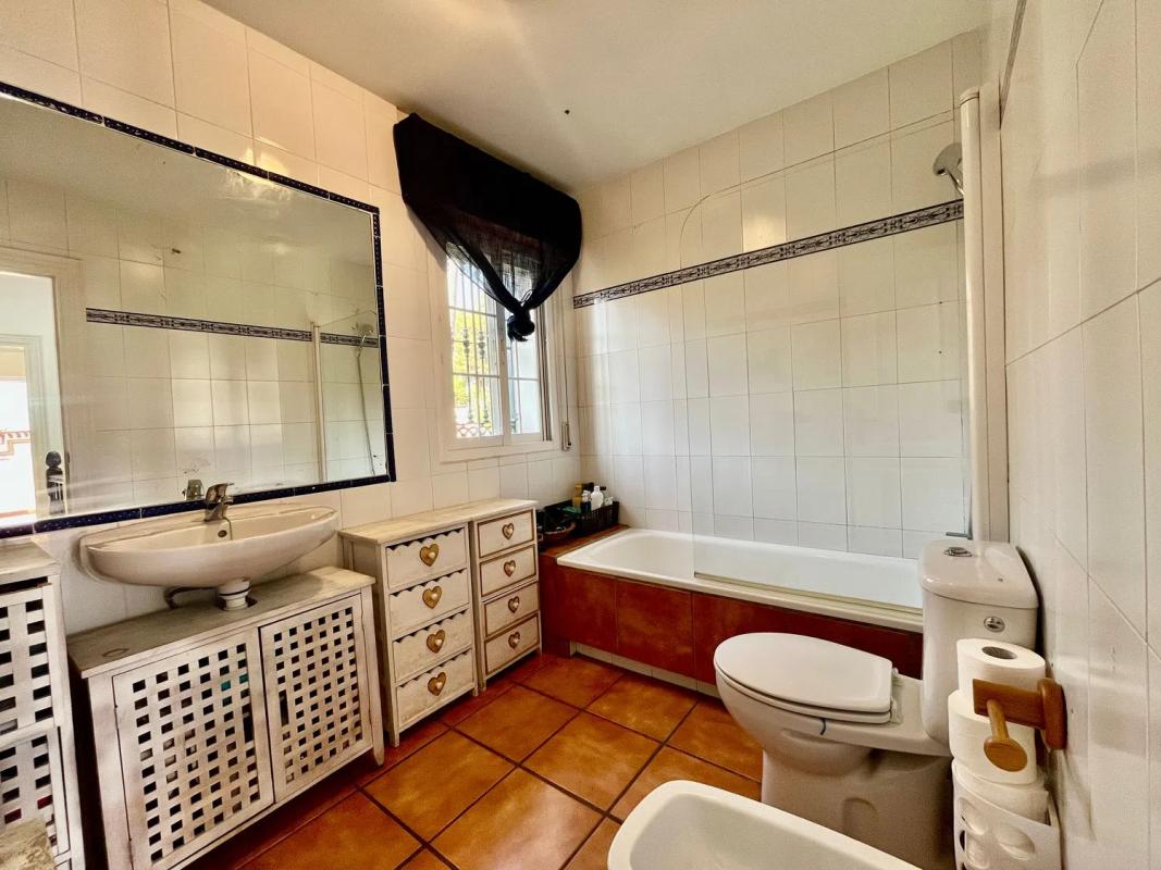 Sale of independent chalet in Montebiarritz, Estepona
photo 3