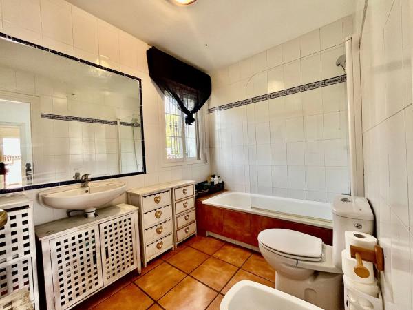 Коттедж на продажу в  Montebiarritz, Эстепона photo 4