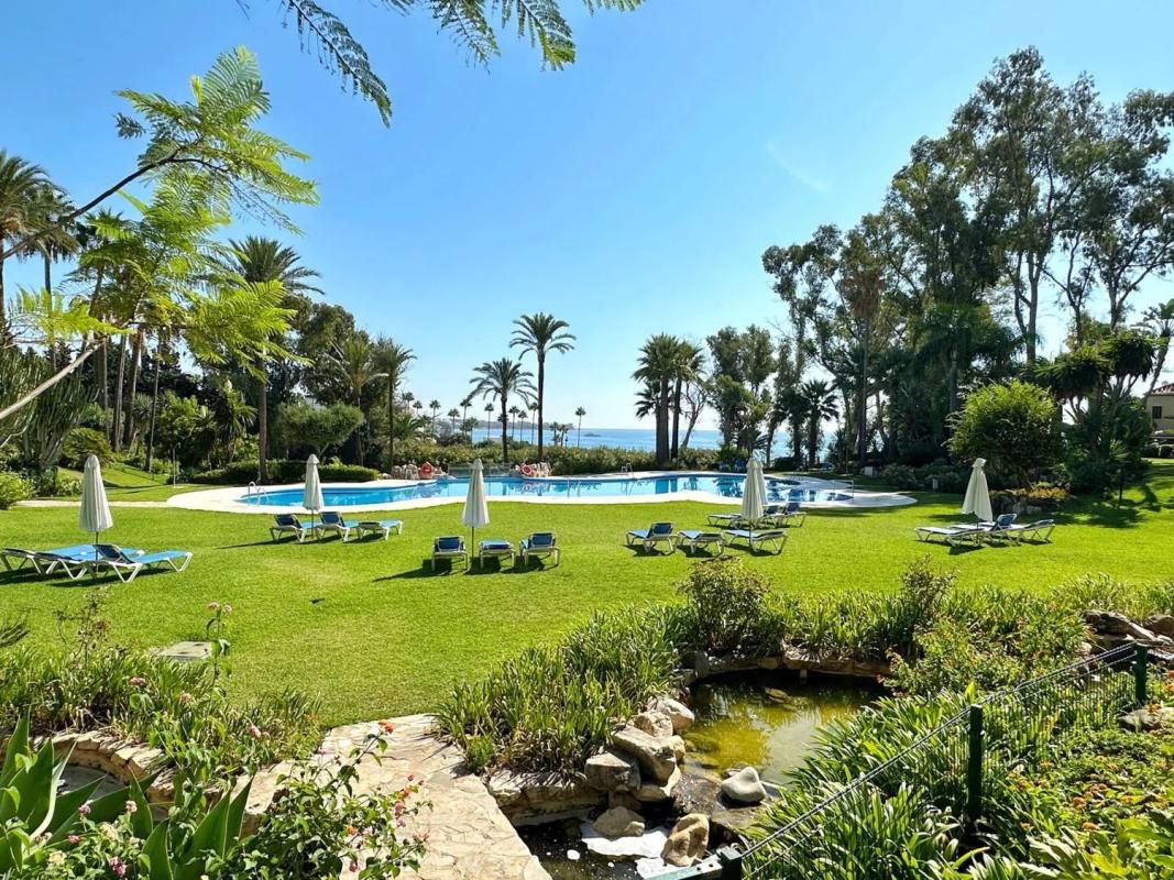 Venta de piso en Via del Mediterráneo, Estepona
photo 1