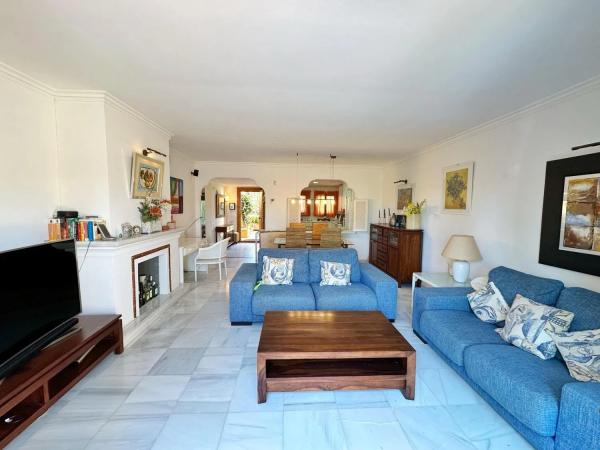 Piso en venta en Via del Mediterráneo, Estepona thumbnail 2