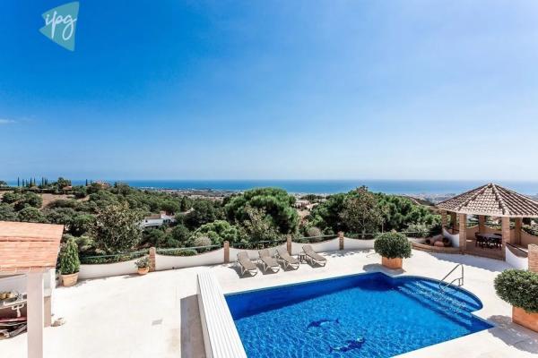 Detached villa for sale in Altos de Estepona, Estepona photo 1