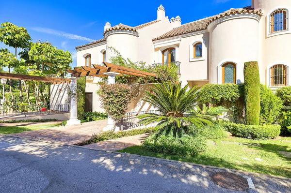 Detached villa for sale in  Barrio Paraiso-Barronal, Estepona photo 1