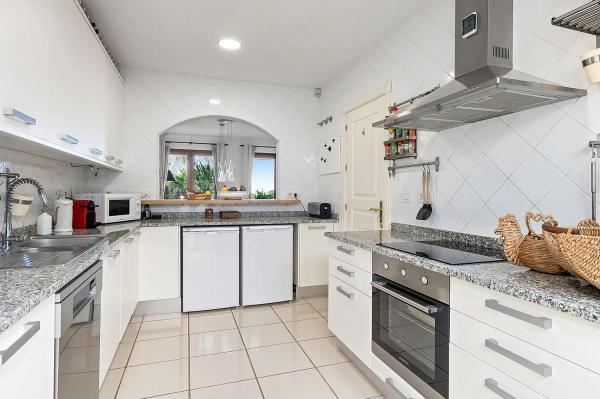 Detached villa for sale in  Barrio Paraiso-Barronal, Estepona photo 4