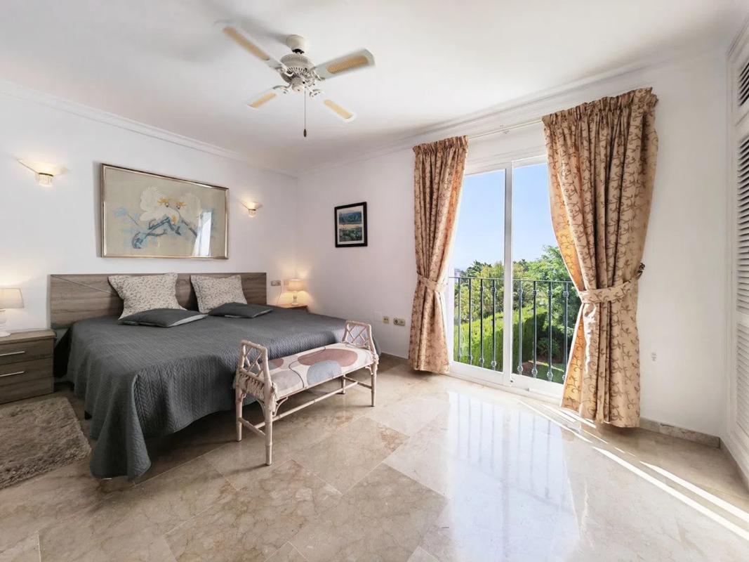 Sale of apartment in Pasaje Enebro, 8, Estepona
photo 5