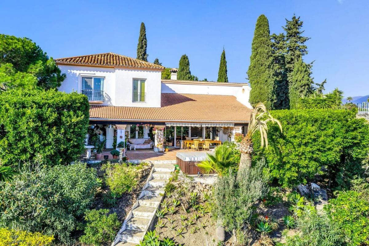 Sale of independent chalet in Torrevigia, Estepona
photo 1