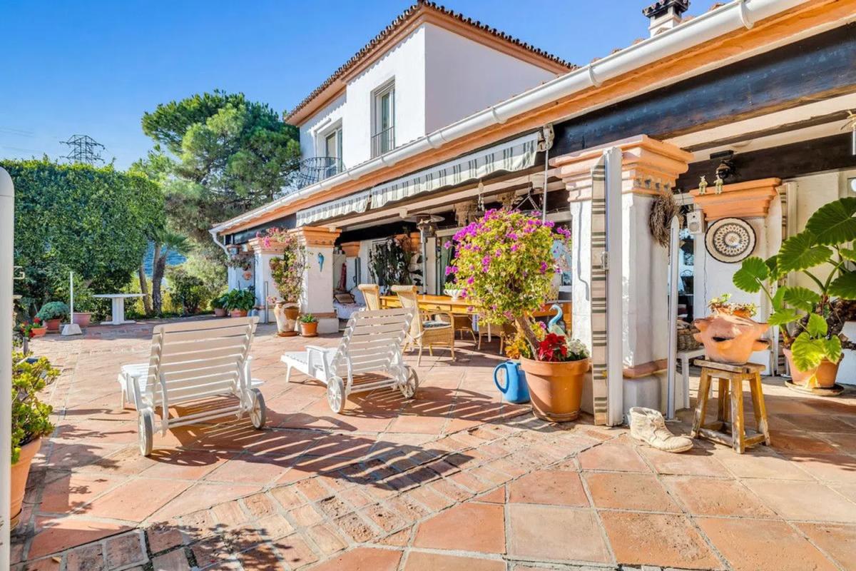 Sale of independent chalet in Torrevigia, Estepona
photo 2