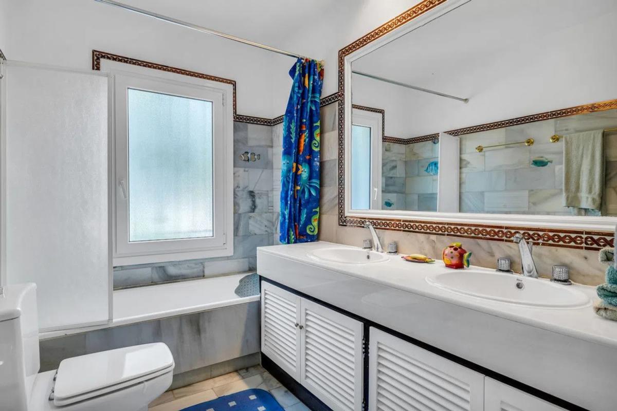 Sale of independent chalet in Torrevigia, Estepona
photo 3