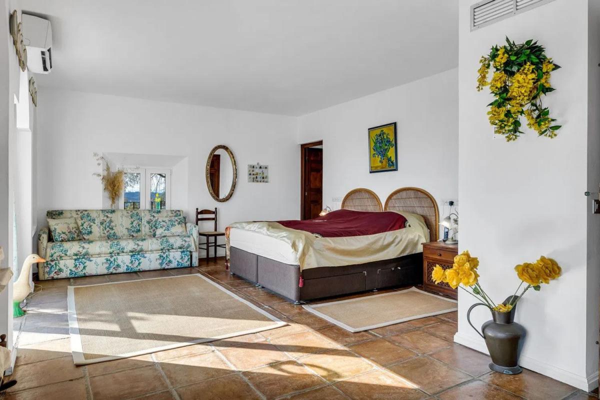 Sale of independent chalet in Torrevigia, Estepona
photo 4