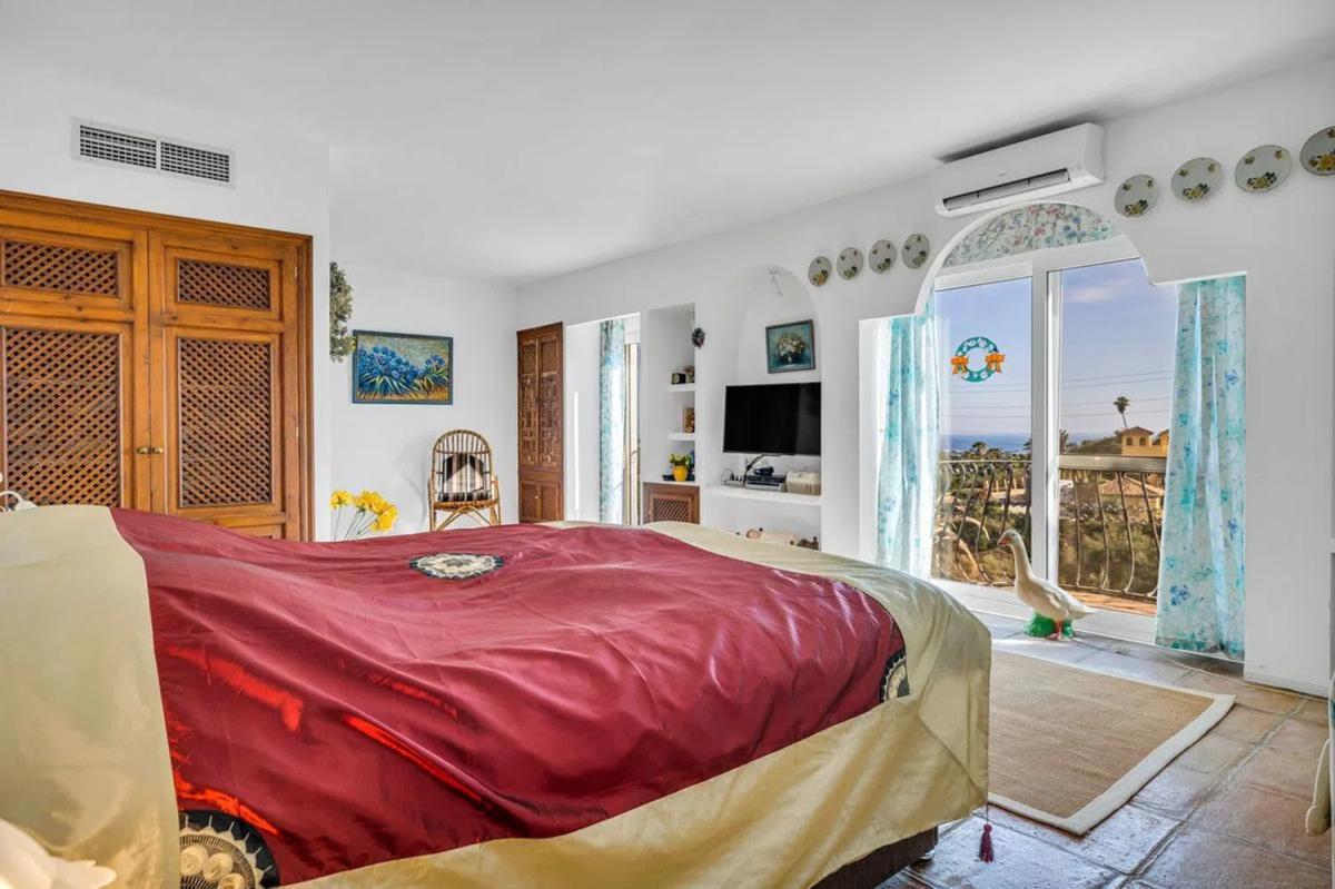 Sale of independent chalet in Torrevigia, Estepona
photo 5